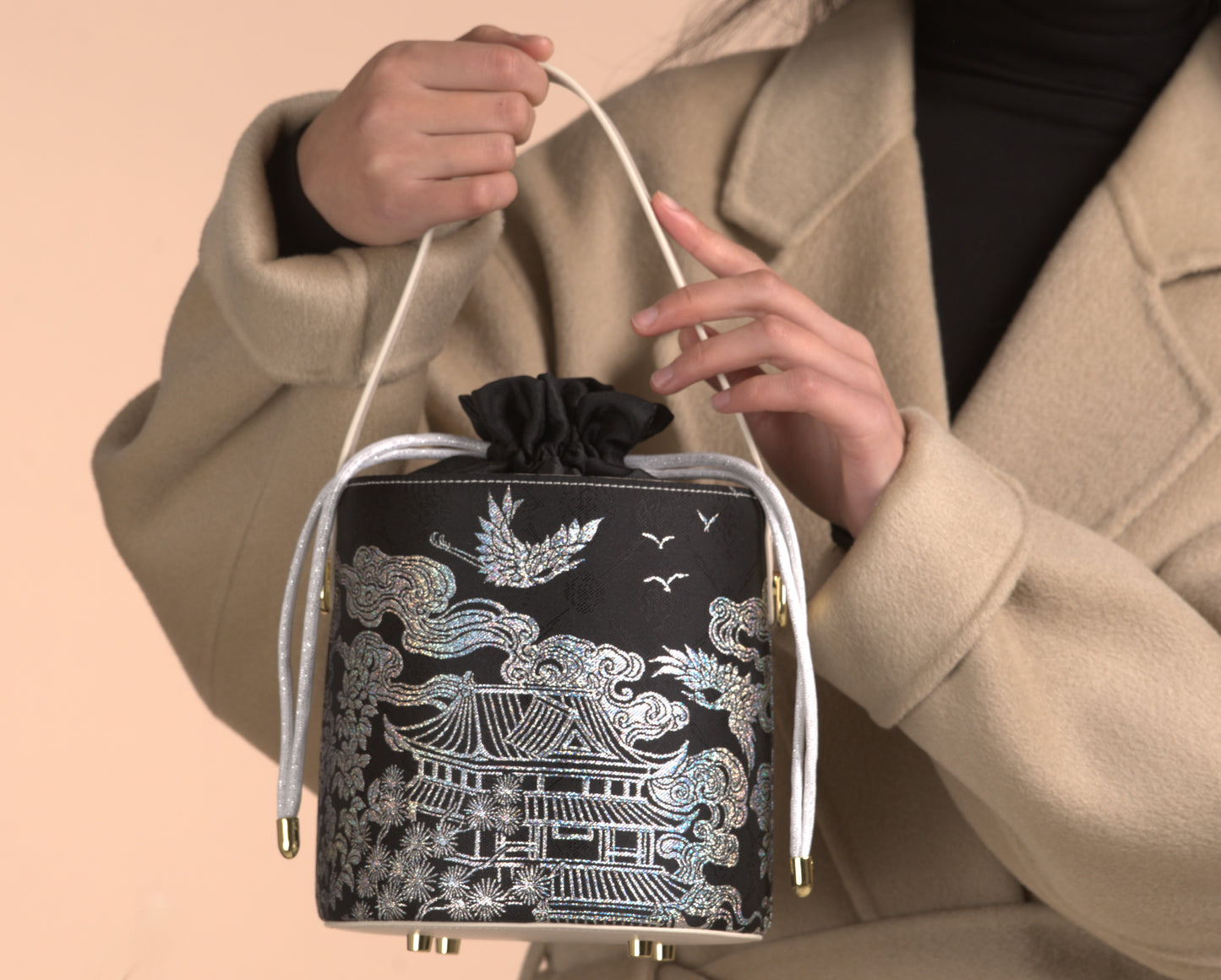 "A Glance Back of Immortal Crane" Bucket Handbag